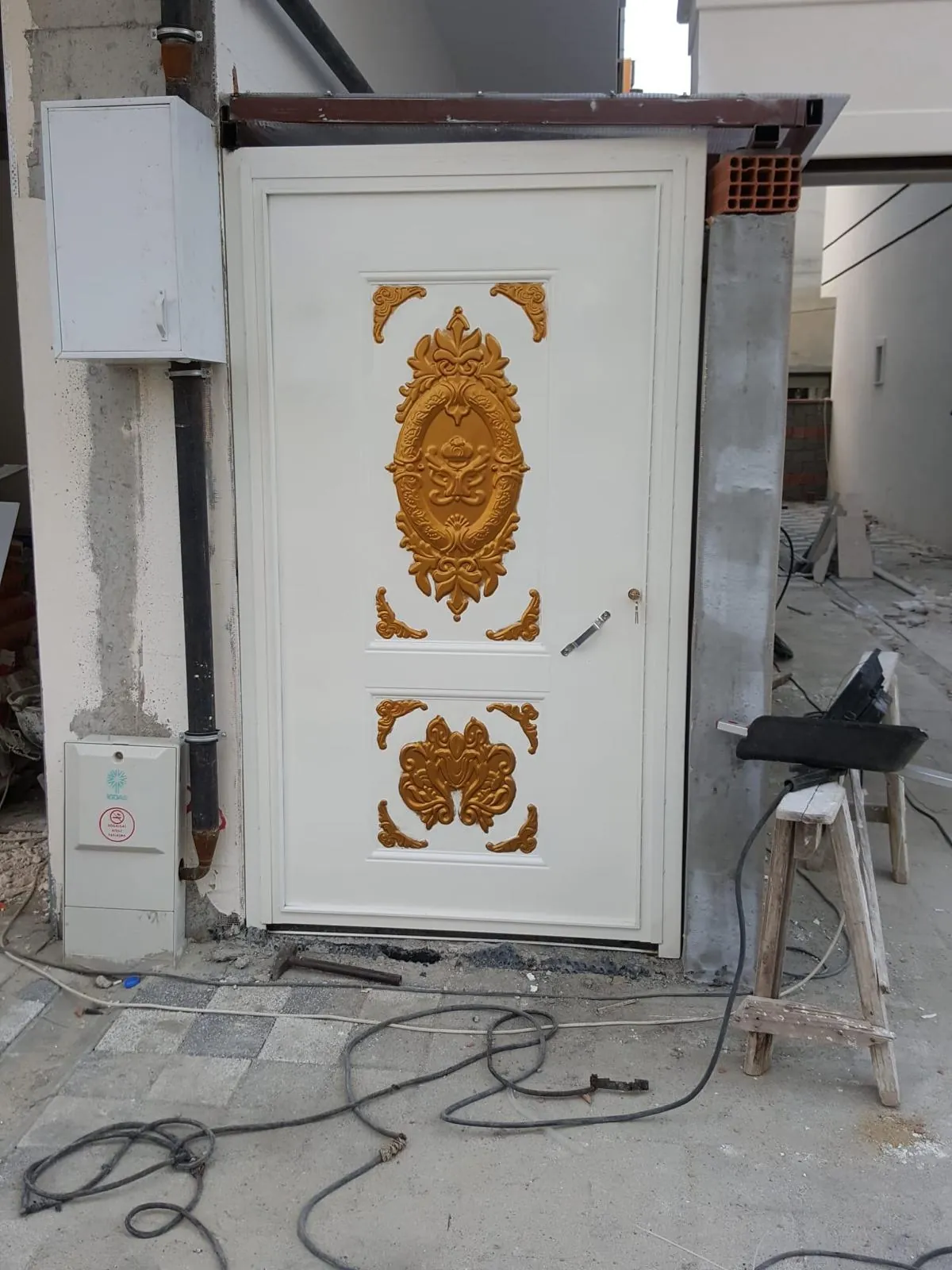 Altın motifli beyaz çelik kapı