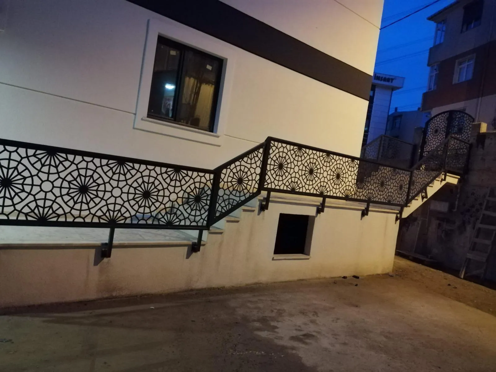 Akşam ışığında geometrik desenli dış merdiven korkuluğu