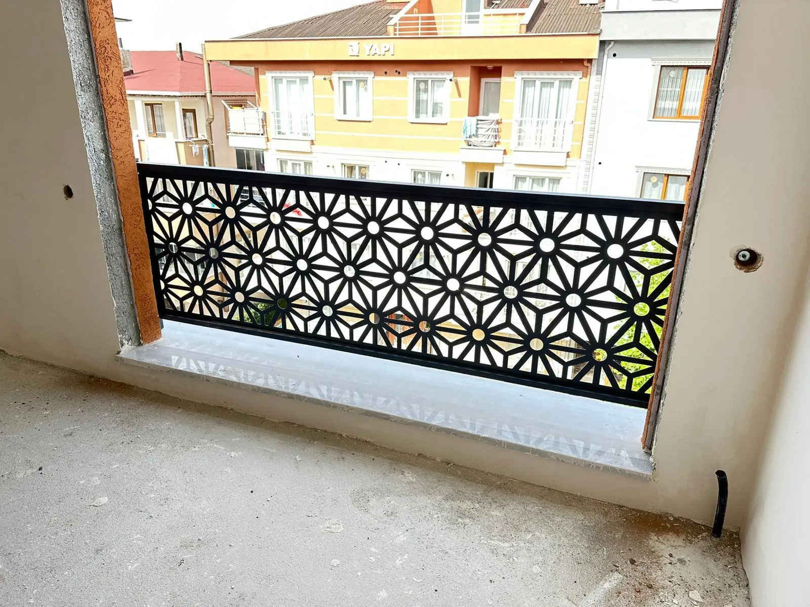 Çiçek desenli kesim pencere korkuluğu